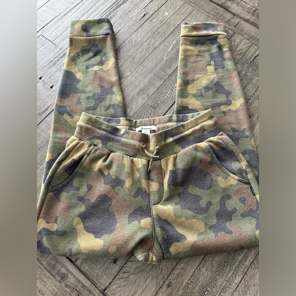 🛍️ $5 SALE - Ripzone Camo Fleece Joggers, size small. - Picture 4 of 6
